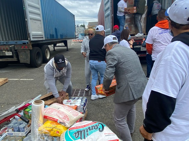 El cónsul general, Angel Pichardo, participó en las actividades de carguío de los contenedores con las ayudas recolectadas por el consulado general dominicano en New Jersey para los damnificados del huracán Fiona